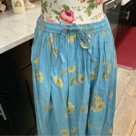 Orvis Vintage Maxi Skirt Size 10 
Elastic Waist Drawstring 
Pockets 
Blue Floral - Picture 2 of 12